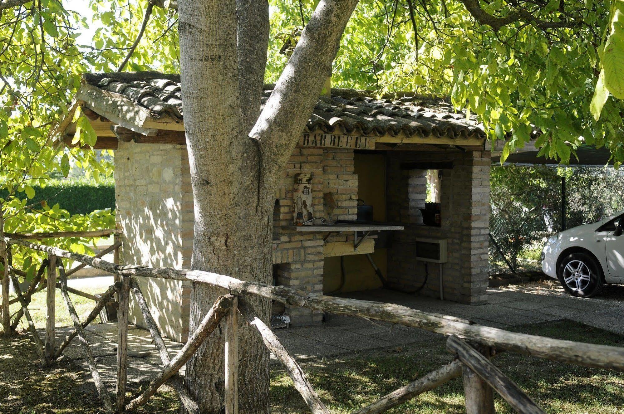 Agriturismo La Mora Ассизи Экстерьер фото